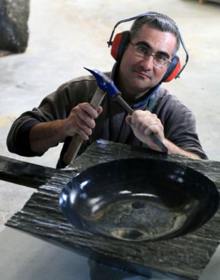 taille manuelle dans un bloc d'ardoise d'une vasque massive semi-sphérique, image d'une passion! taille manuelle dans un bloc d'ardoise d'une vasque massive semi-sphérique, image d'une passion!